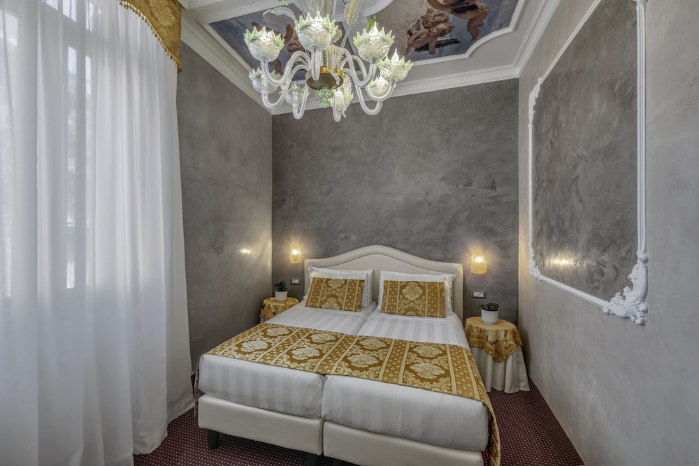 Hotel Pausania — Hotel rooms in Venice, Veneto