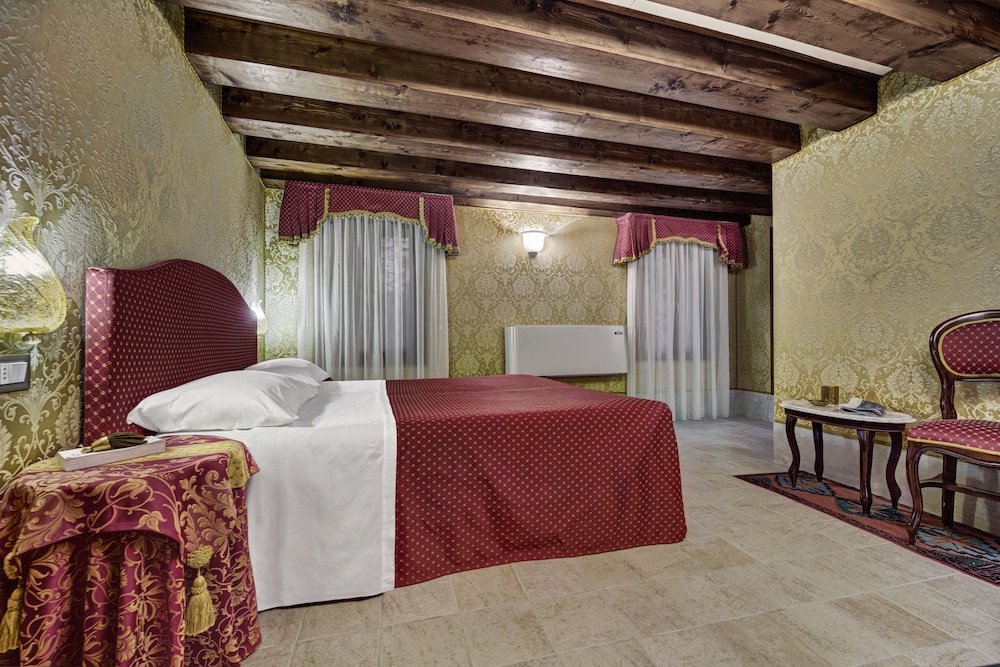 Hotel Pausania — Hotel rooms in Venice, Veneto