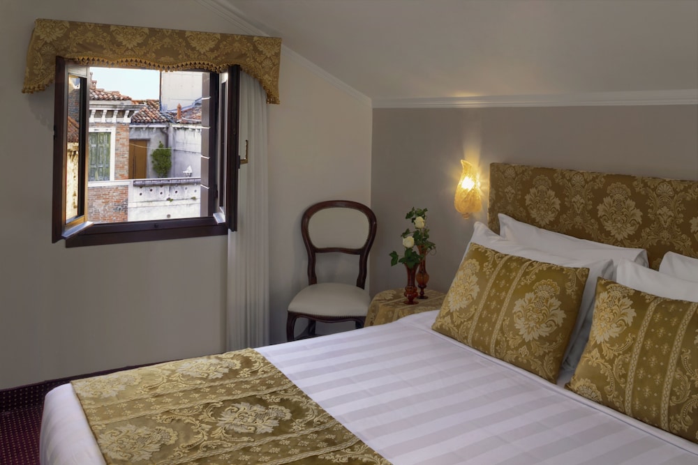 Hotel Pausania — Hotel rooms in Venice, Veneto