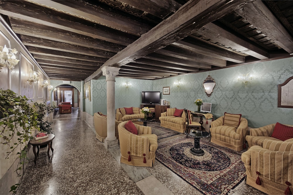 Hotel Pausania — Hotel building in Venice, Veneto