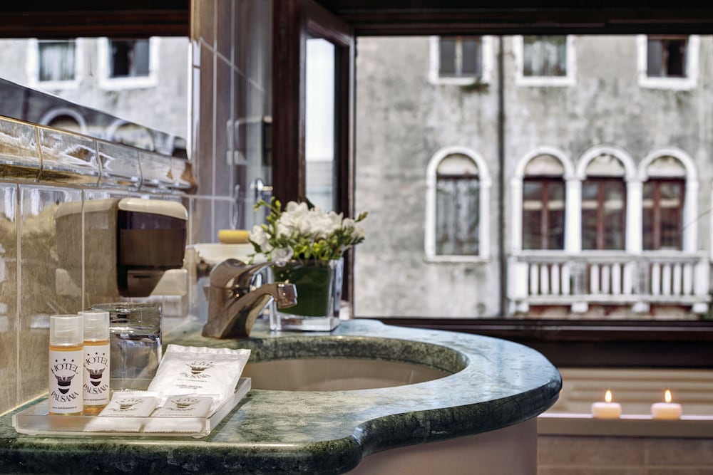 Hotel Pausania — Hotel rooms in Venice, Veneto