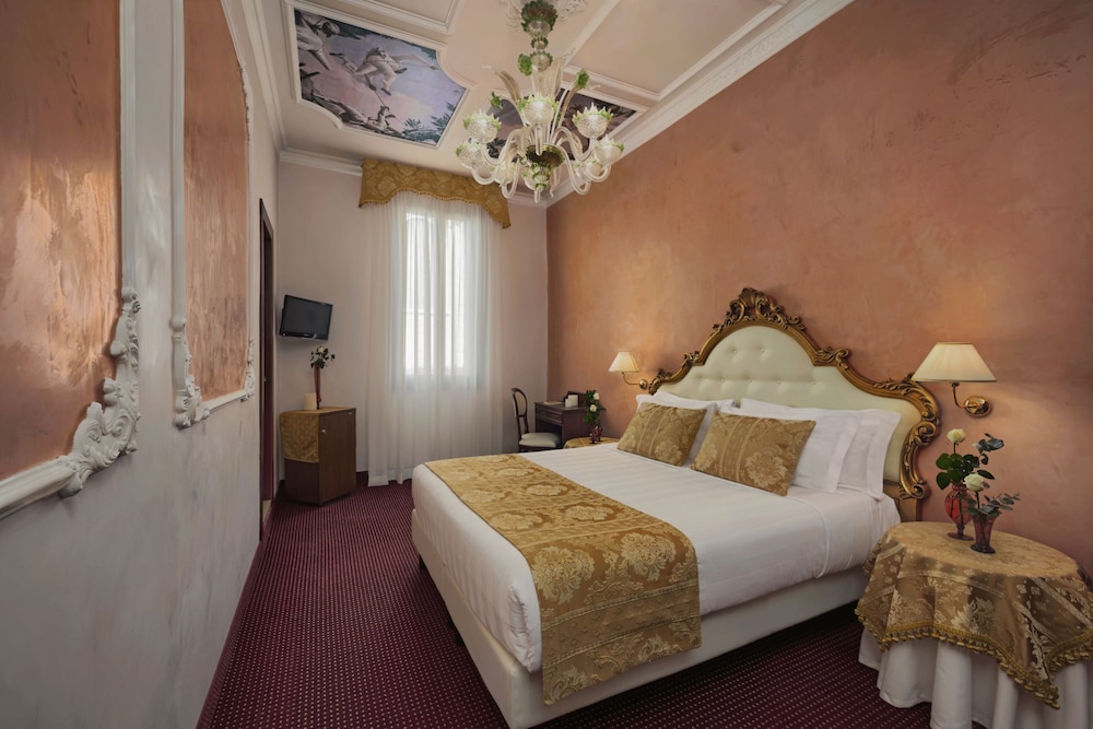Hotel Pausania — Hotel rooms in Venice, Veneto