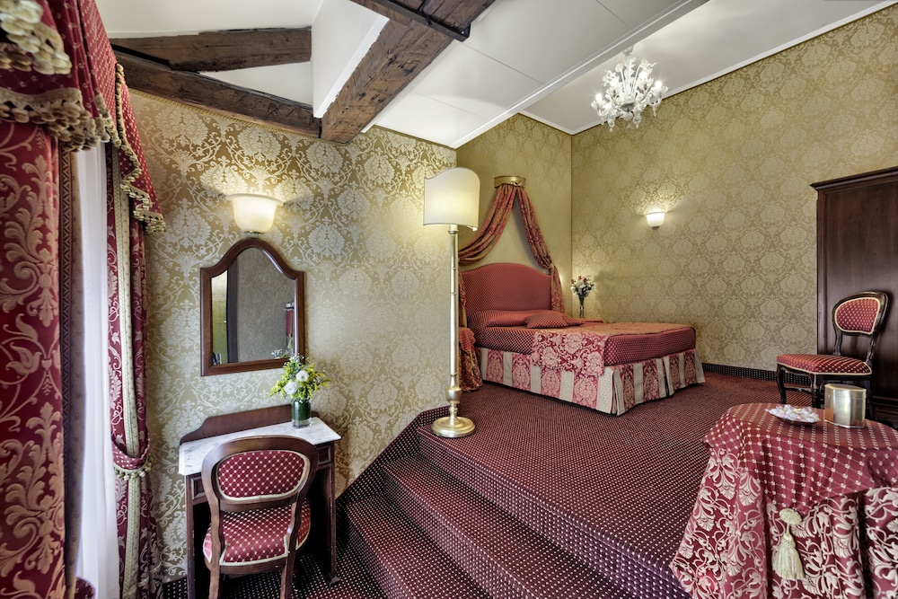 Hotel Pausania — Hotel rooms in Venice, Veneto