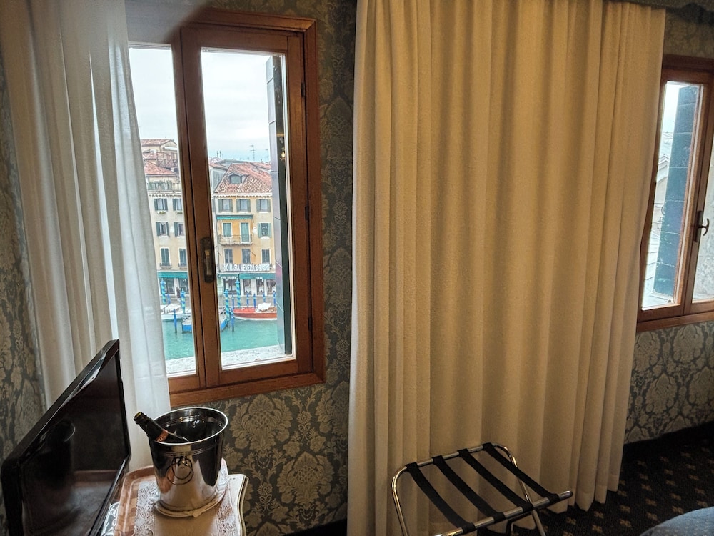 Hotel Rialto — Hotel rooms in Venice, Veneto