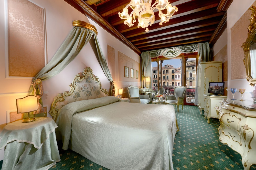 Hotel Rialto — Hotel rooms in Venice, Veneto