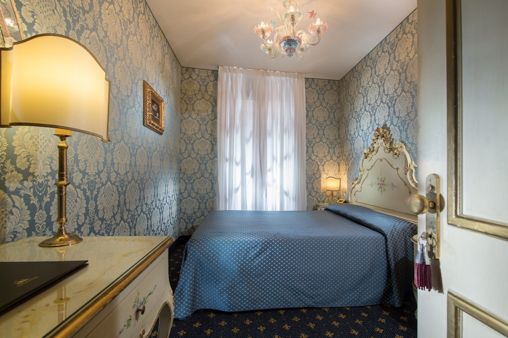 Hotel Rialto — Hotel rooms in Venice, Veneto