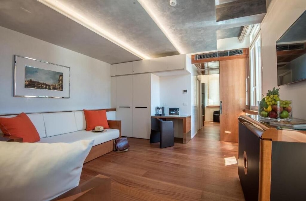 Hotel Rialto — Hotel rooms in Venice, Veneto