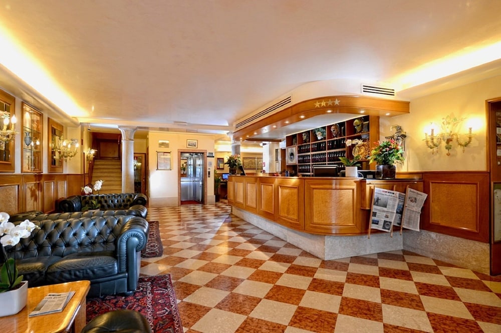Hotel Rialto — Hotel building in Venice, Veneto