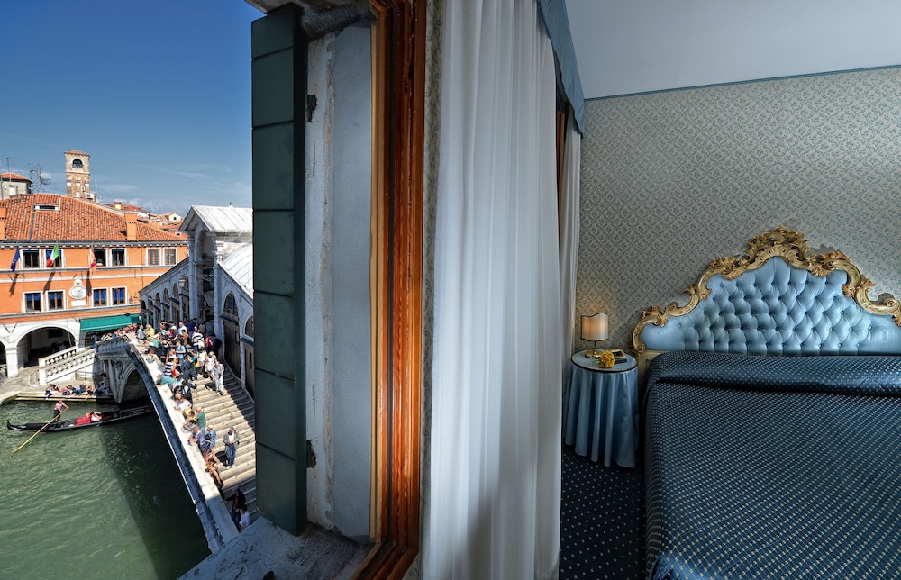 Hotel Rialto — Hotel rooms in Venice, Veneto