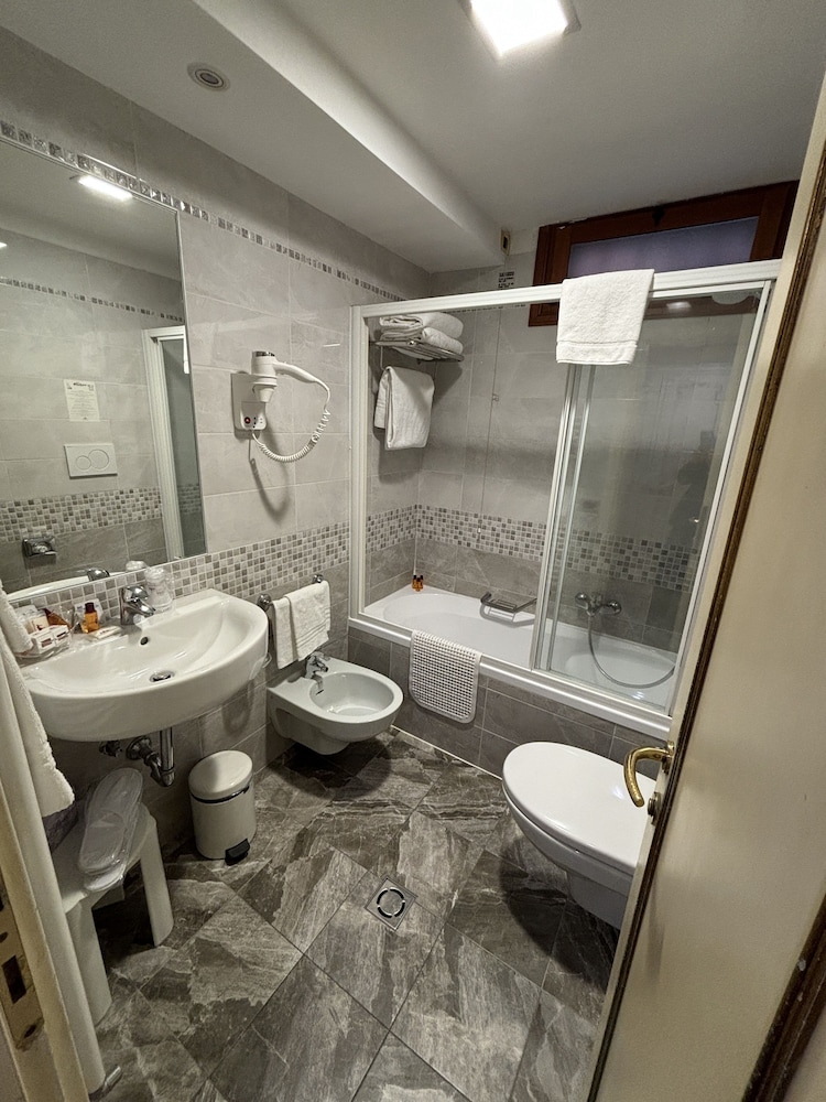 Hotel Rialto — Hotel rooms in Venice, Veneto