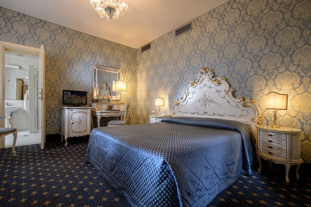 Hotel Rialto — Hotel rooms in Venice, Veneto