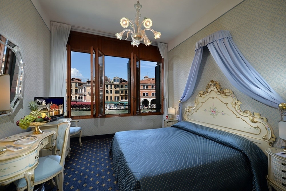Hotel Rialto — Hotel rooms in Venice, Veneto