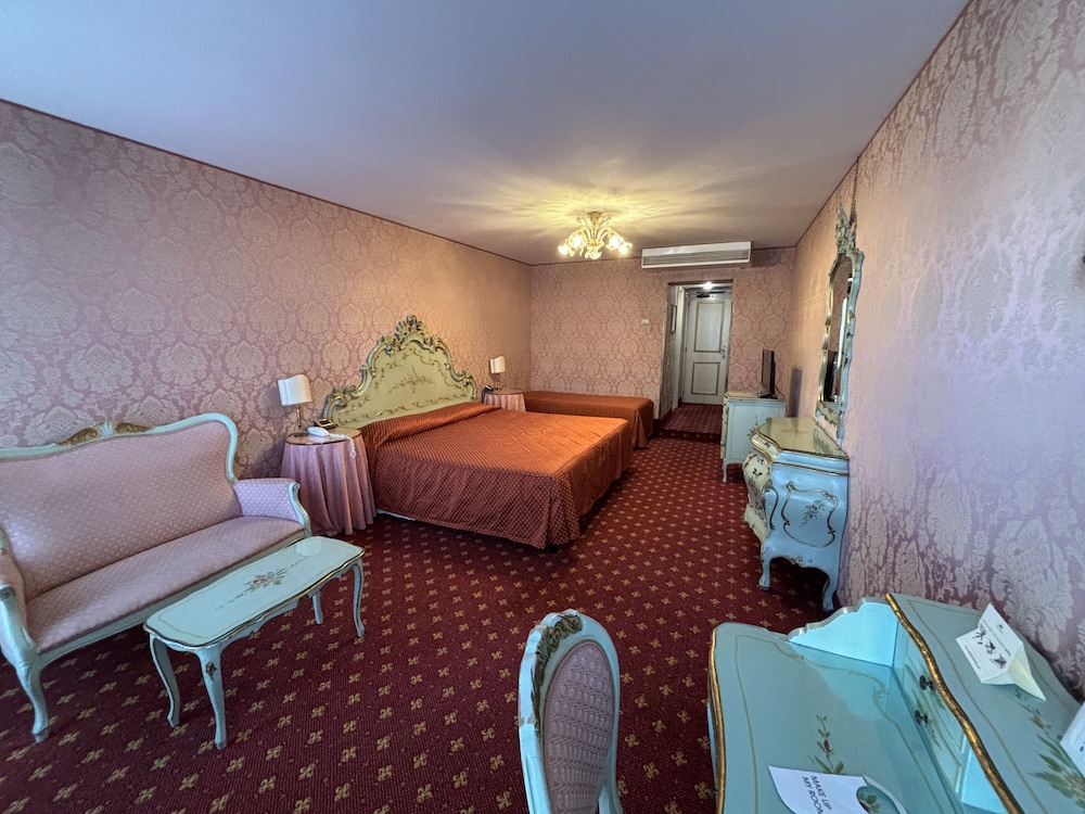 Hotel Rialto — Hotel rooms in Venice, Veneto