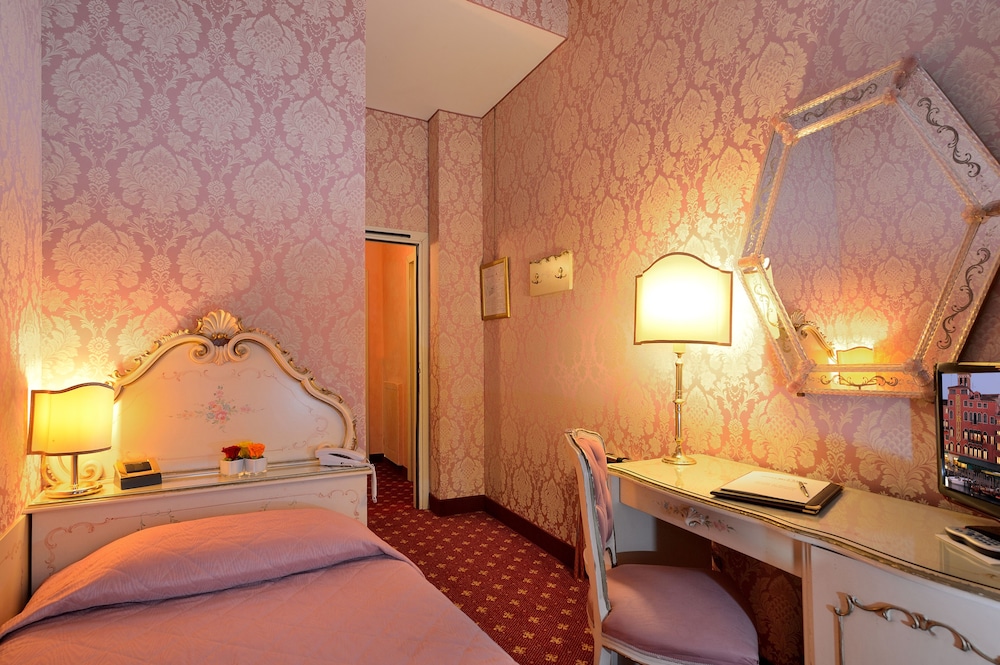 Hotel Rialto — Hotel rooms in Venice, Veneto