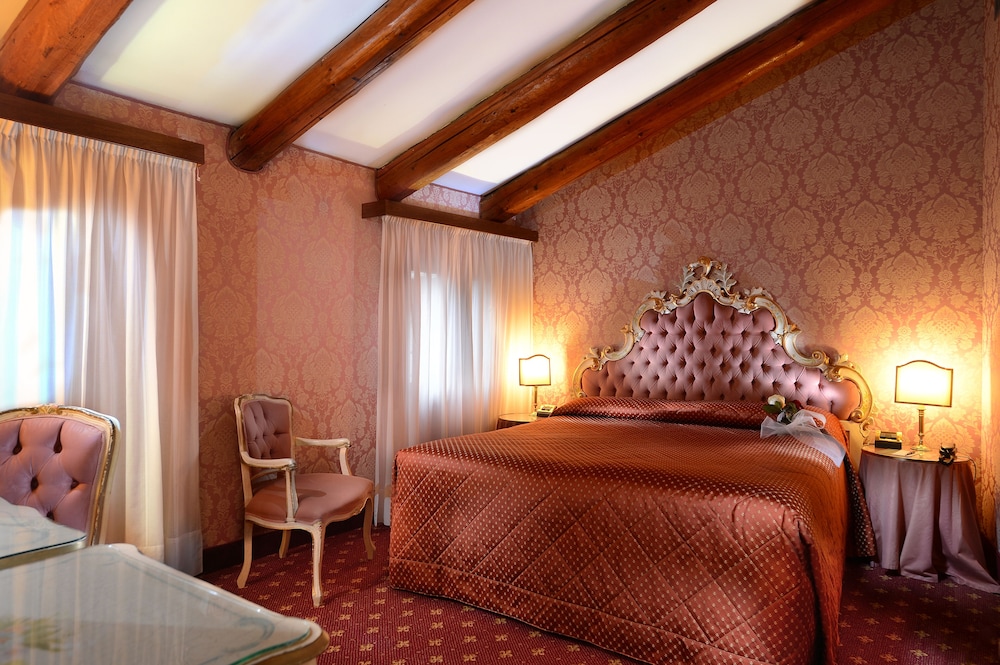 Hotel Rialto — Hotel rooms in Venice, Veneto