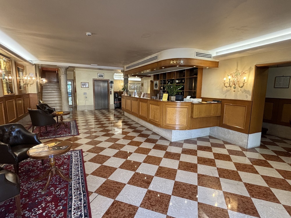 Hotel Rialto — Hotel building in Venice, Veneto