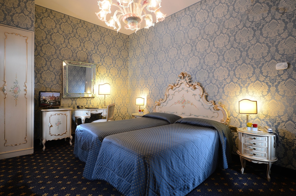 Hotel Rialto — Hotel rooms in Venice, Veneto