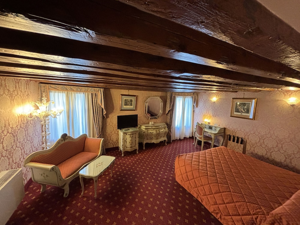 Hotel Rialto — Hotel rooms in Venice, Veneto