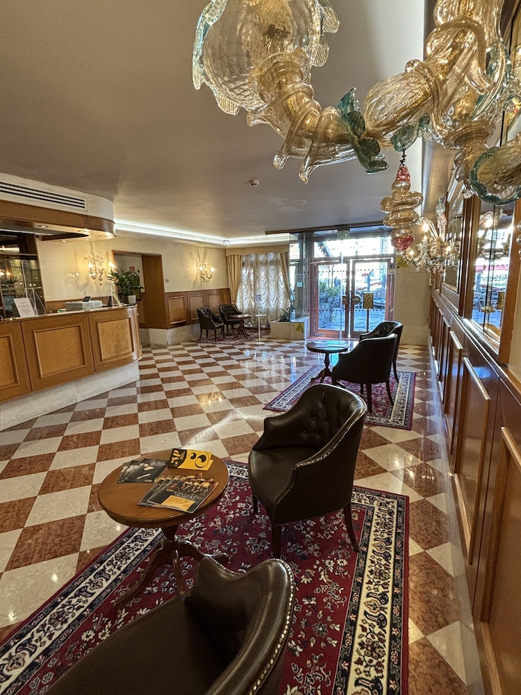 Hotel Rialto — Hotel building in Venice, Veneto
