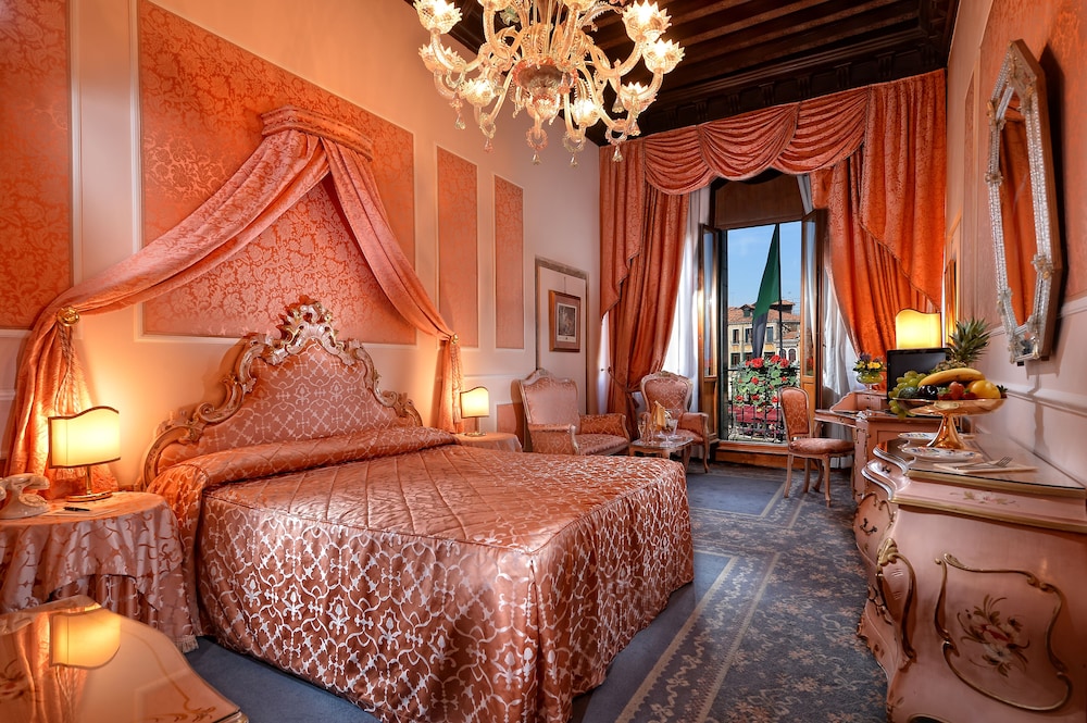 Hotel Rialto — Hotel rooms in Venice, Veneto
