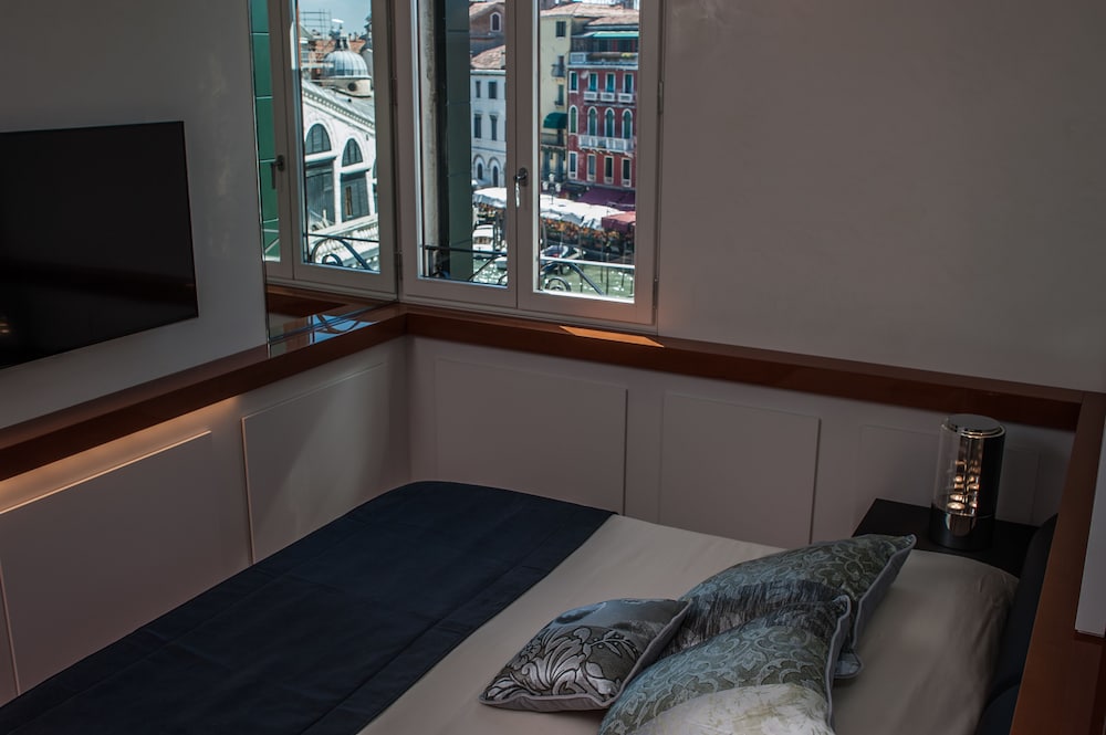 Hotel Rialto — Hotel rooms in Venice, Veneto