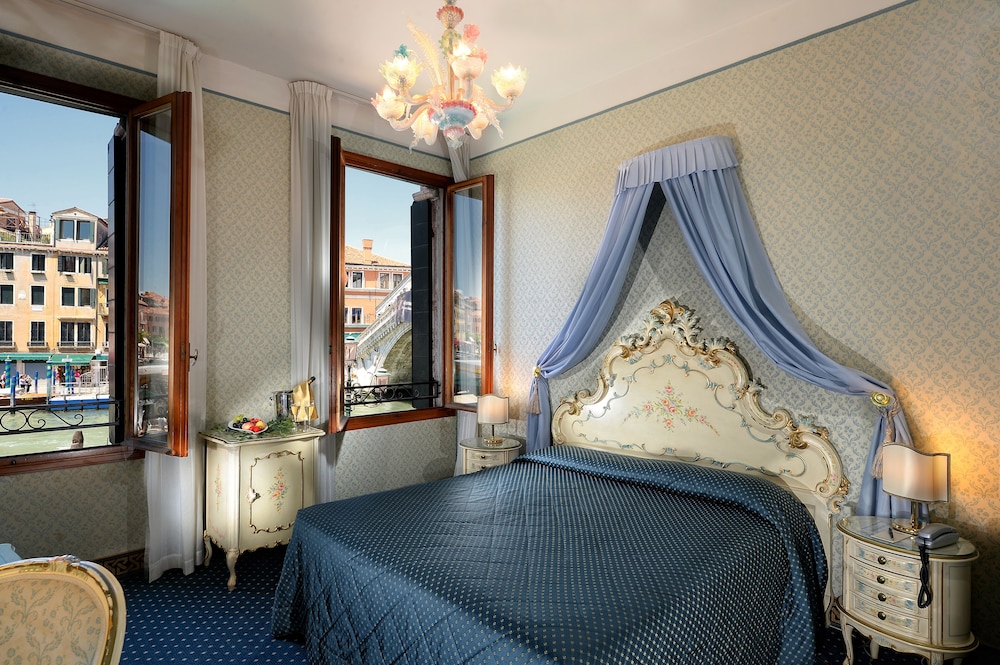 Hotel Rialto — Hotel rooms in Venice, Veneto