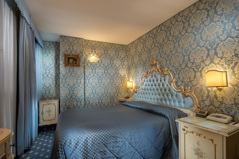 Hotel Rialto — Hotel rooms in Venice, Veneto