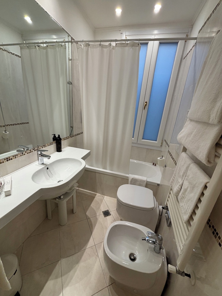 Hotel Rialto — Hotel rooms in Venice, Veneto
