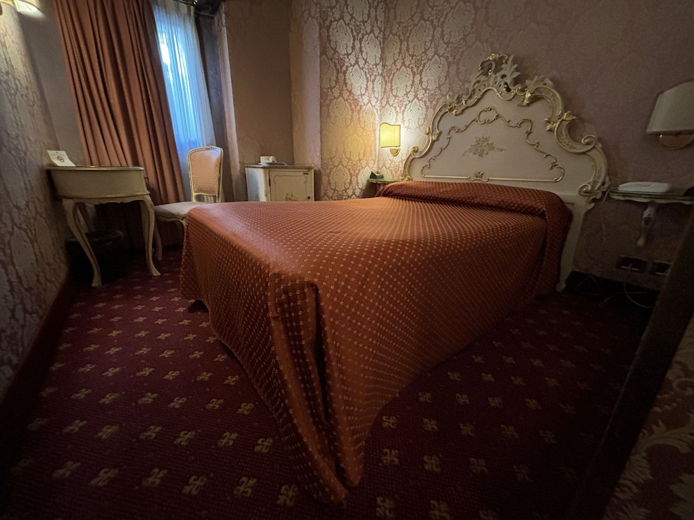 Hotel Rialto — Hotel rooms in Venice, Veneto