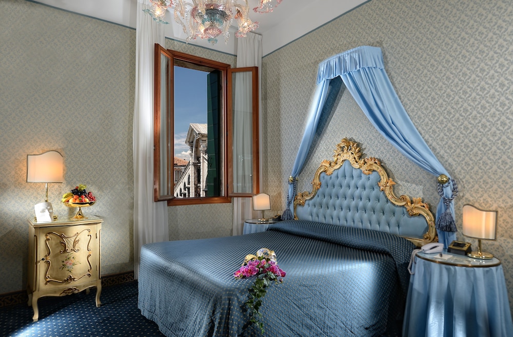 Hotel Rialto — Hotel rooms in Venice, Veneto