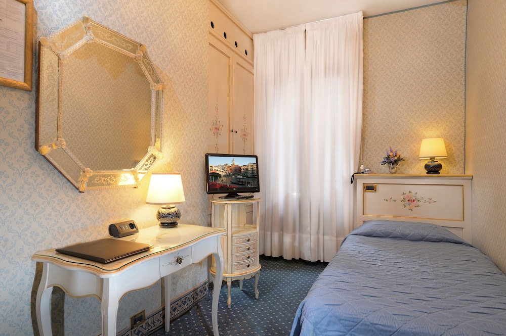 Hotel Rialto — Hotel rooms in Venice, Veneto