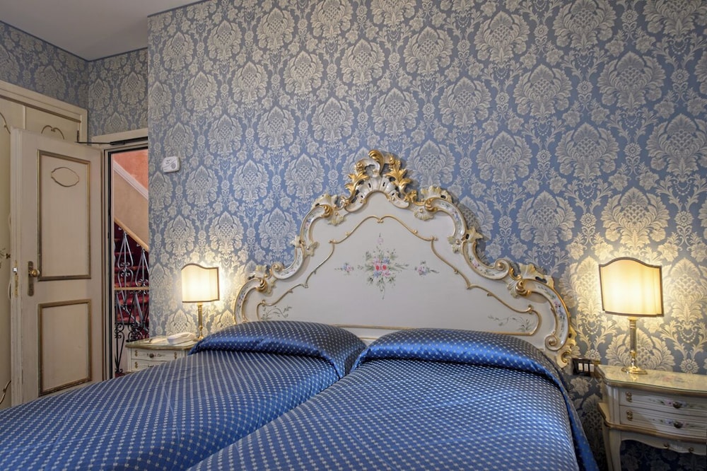 Hotel Rialto — Hotel rooms in Venice, Veneto