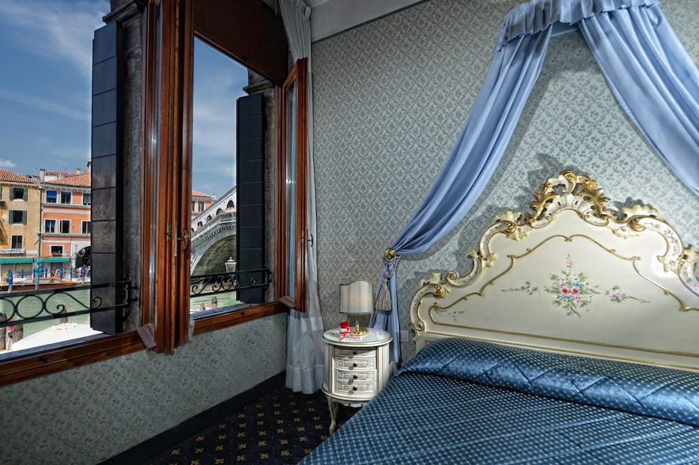 Hotel Rialto — Hotel rooms in Venice, Veneto