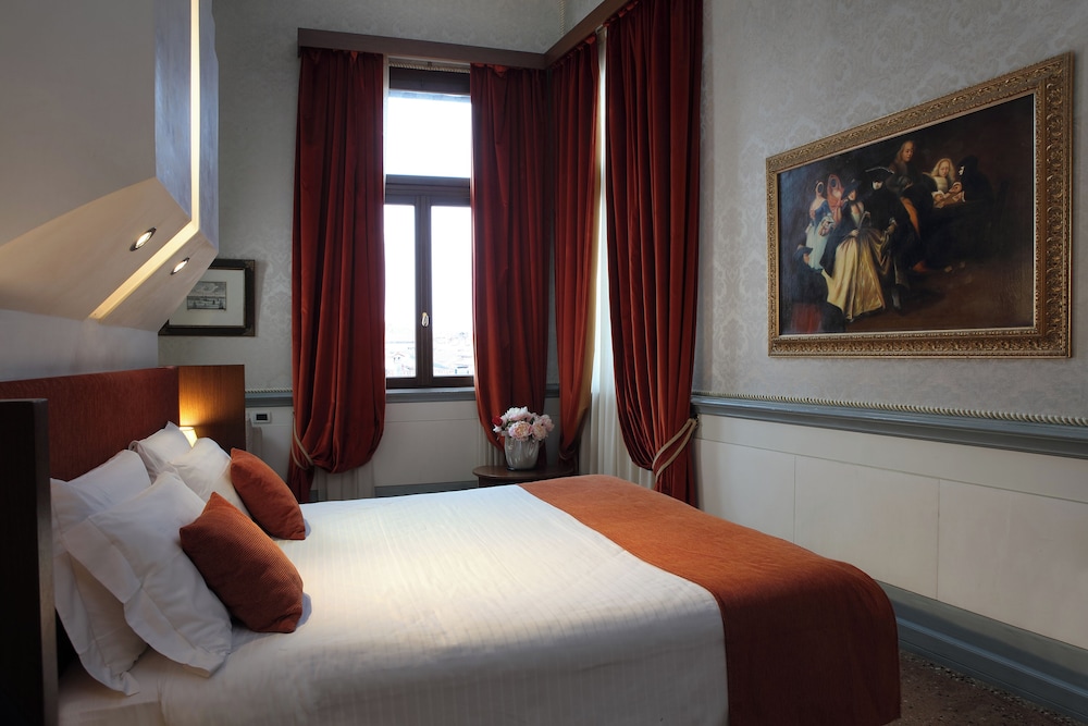 Ruzzini Palace Hotel — Hotel rooms in Venice, Veneto