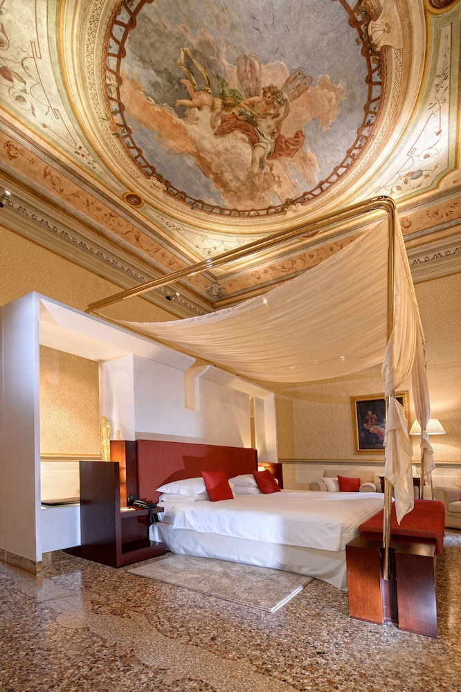 Ruzzini Palace Hotel — Hotel rooms in Venice, Veneto