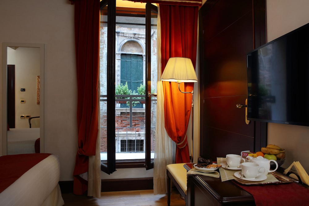 Ruzzini Palace Hotel — Hotel rooms in Venice, Veneto
