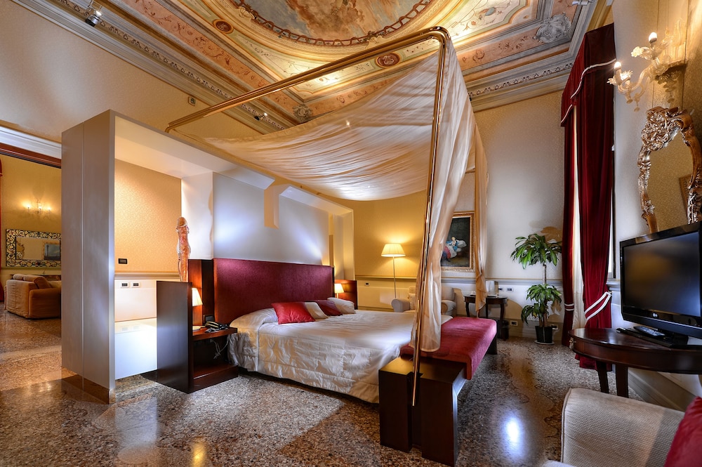 Ruzzini Palace Hotel — Hotel rooms in Venice, Veneto