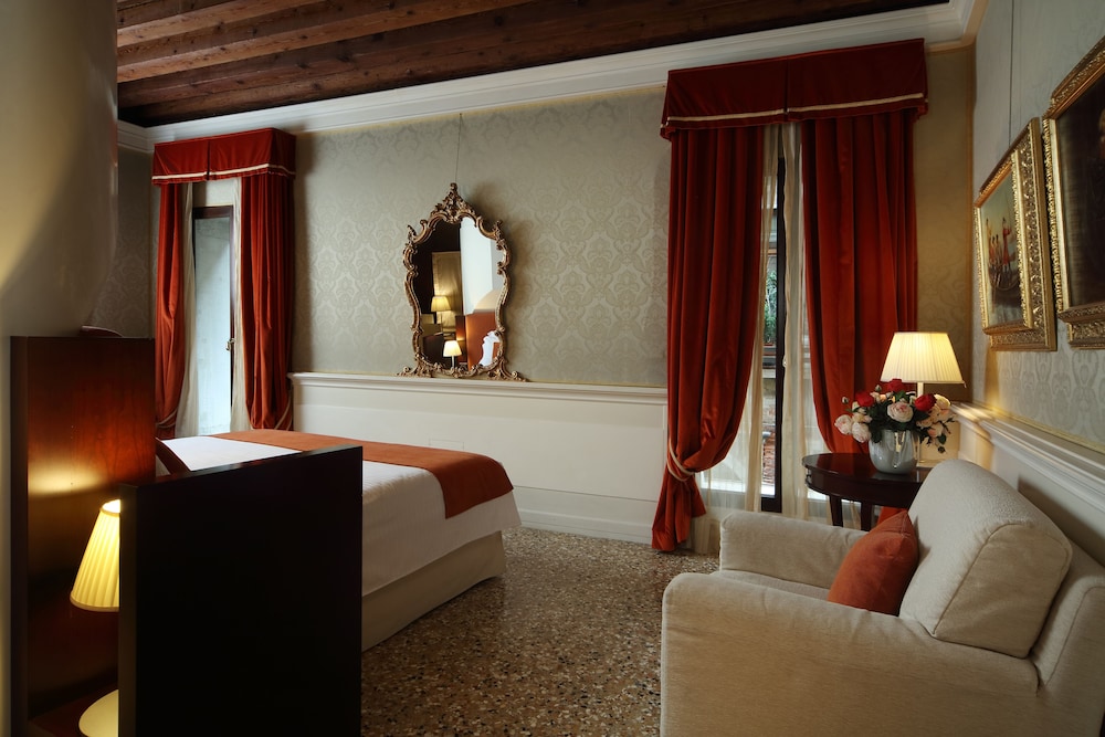 Ruzzini Palace Hotel — Hotel rooms in Venice, Veneto