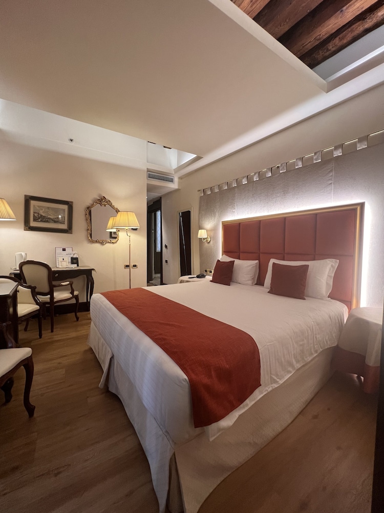 Ruzzini Palace Hotel — Hotel rooms in Venice, Veneto