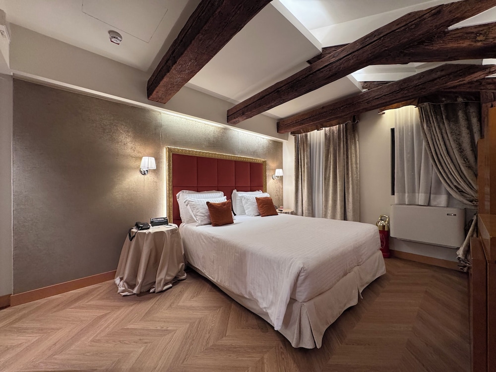 Ruzzini Palace Hotel — Hotel rooms in Venice, Veneto