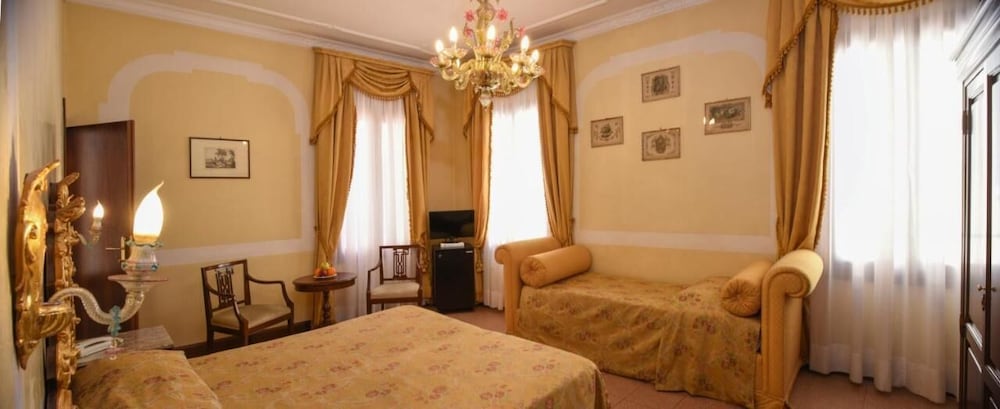 Hotel San Moisè — Hotel rooms in Venice, Veneto