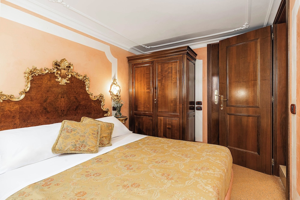 Hotel San Moisè — Hotel rooms in Venice, Veneto