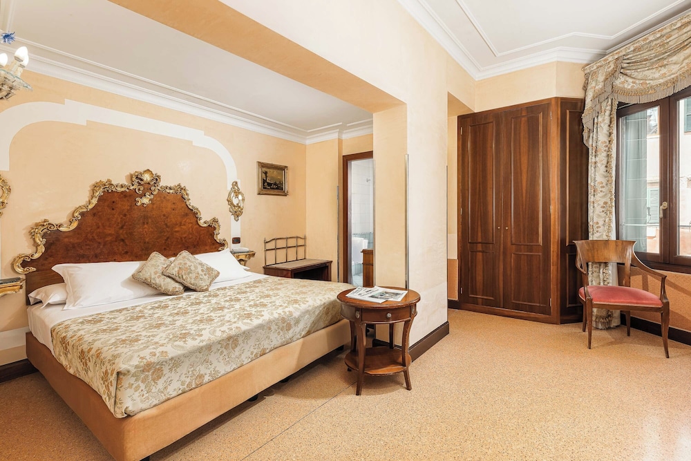 Hotel San Moisè — Hotel rooms in Venice, Veneto