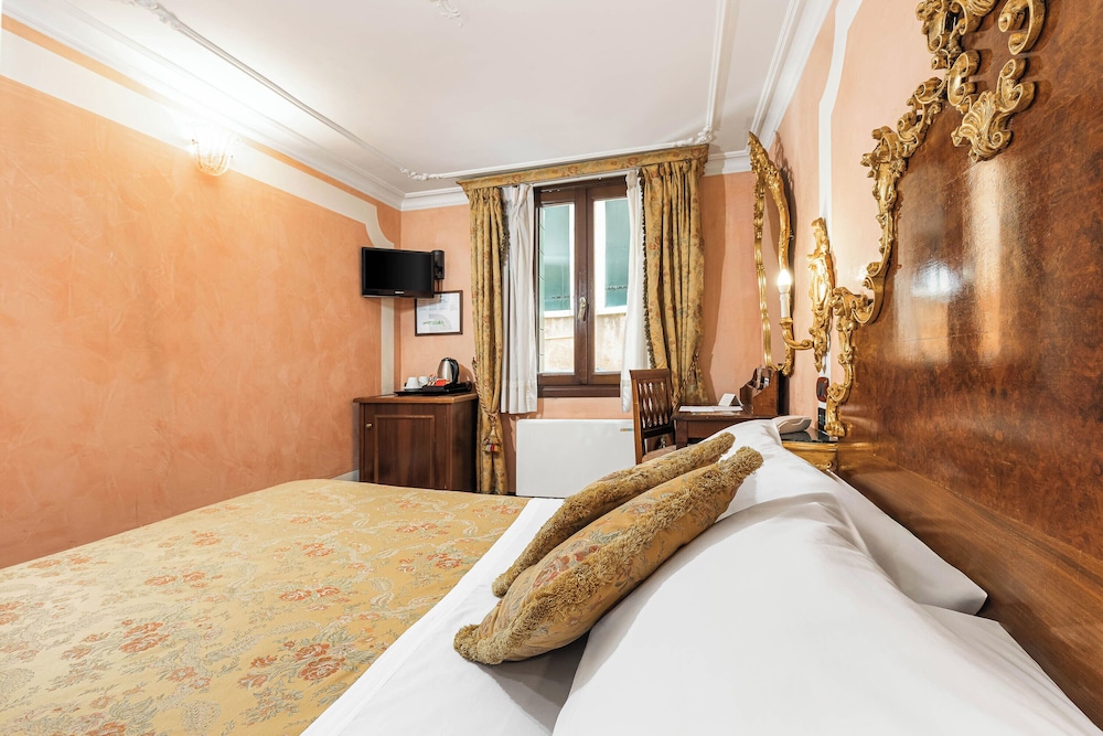 Hotel San Moisè — Hotel rooms in Venice, Veneto