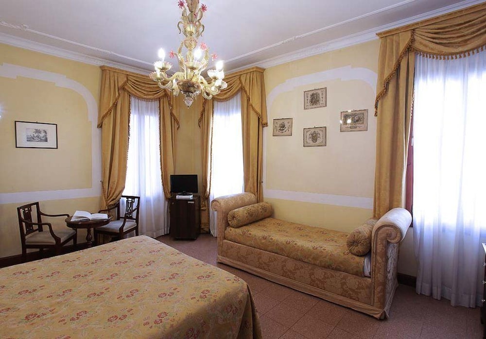 Hotel San Moisè — Hotel rooms in Venice, Veneto