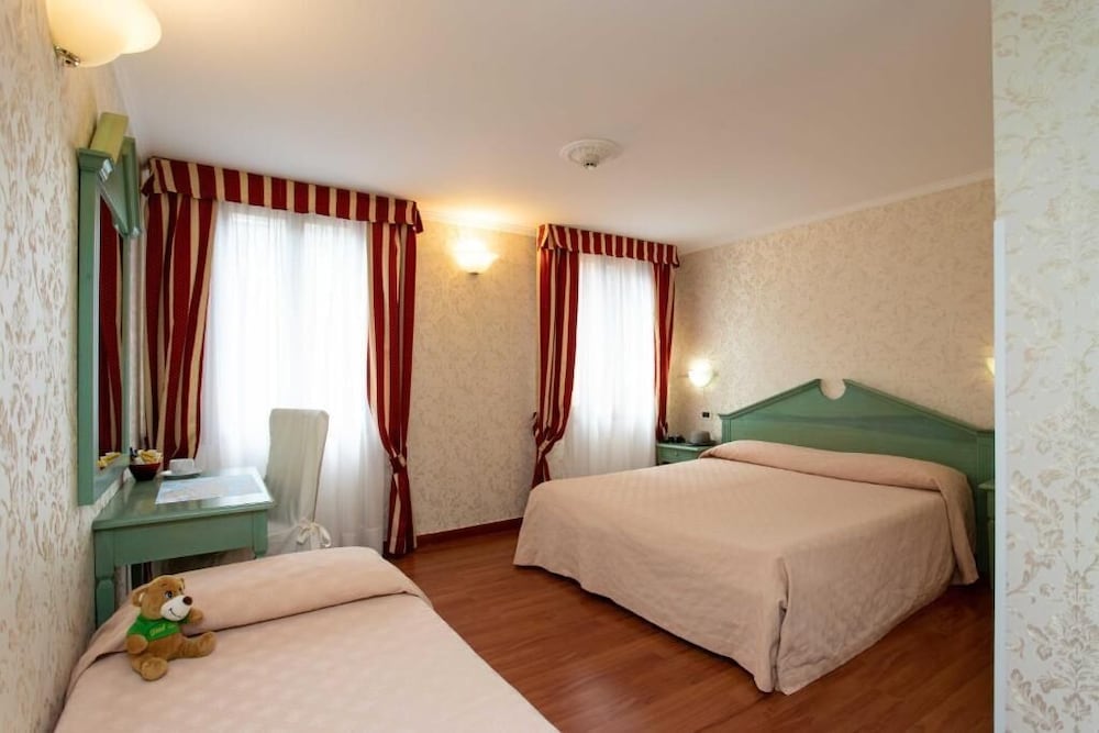 Hotel Tintoretto — Hotel rooms in Venice, Veneto