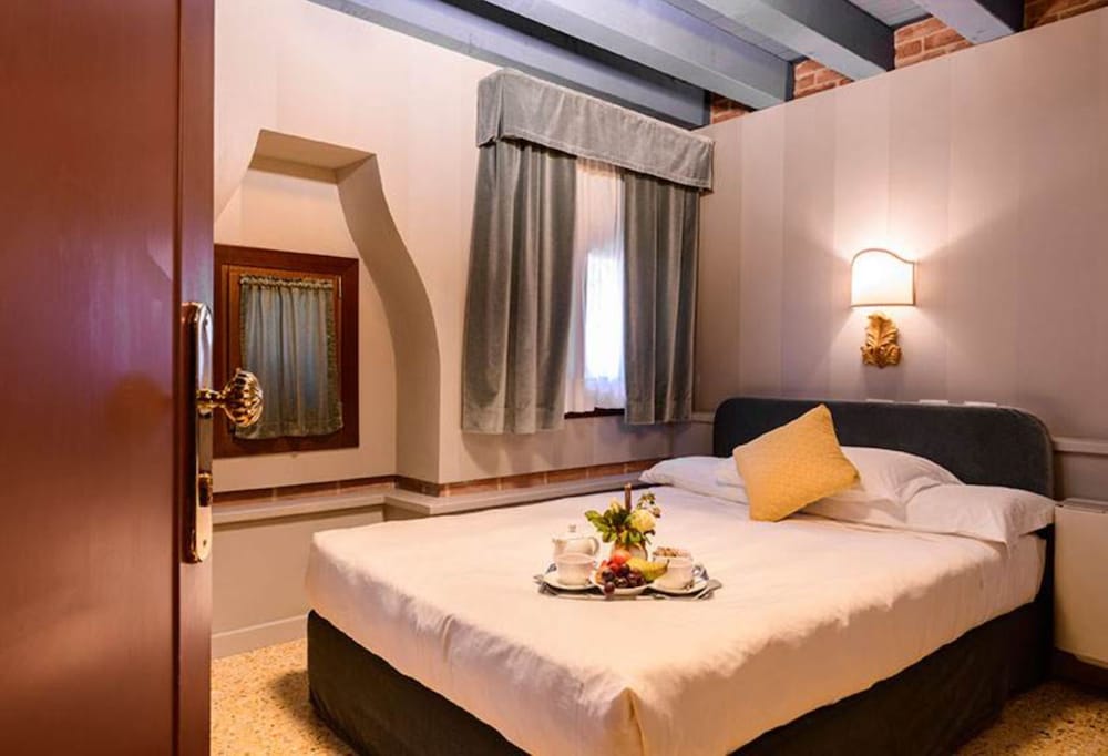 Hotel Tiziano — Hotel rooms in Venice, Veneto