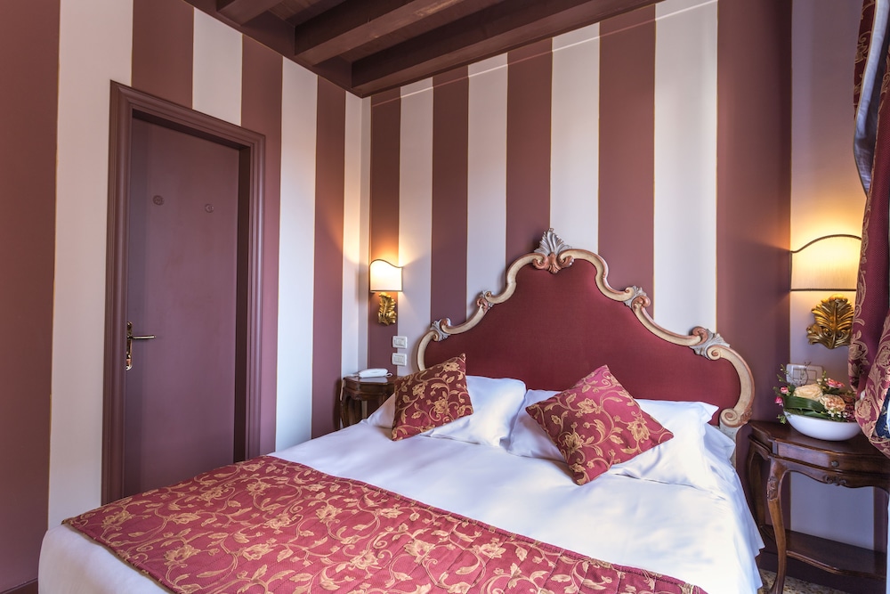 Hotel Tiziano — Hotel rooms in Venice, Veneto