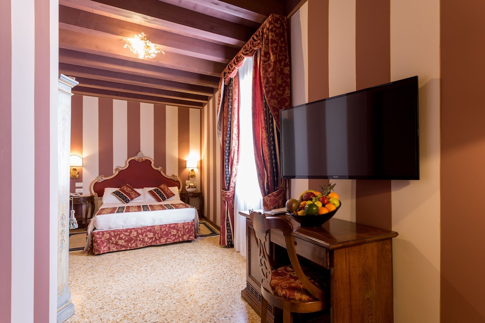 Hotel Tiziano — Hotel rooms in Venice, Veneto