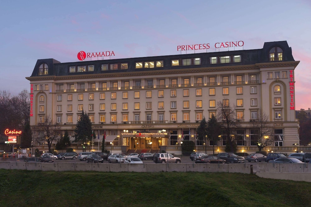 Ramada by Wyndham Plovdiv Trimontium — Hotel building in Plovdiv, Plovdiv